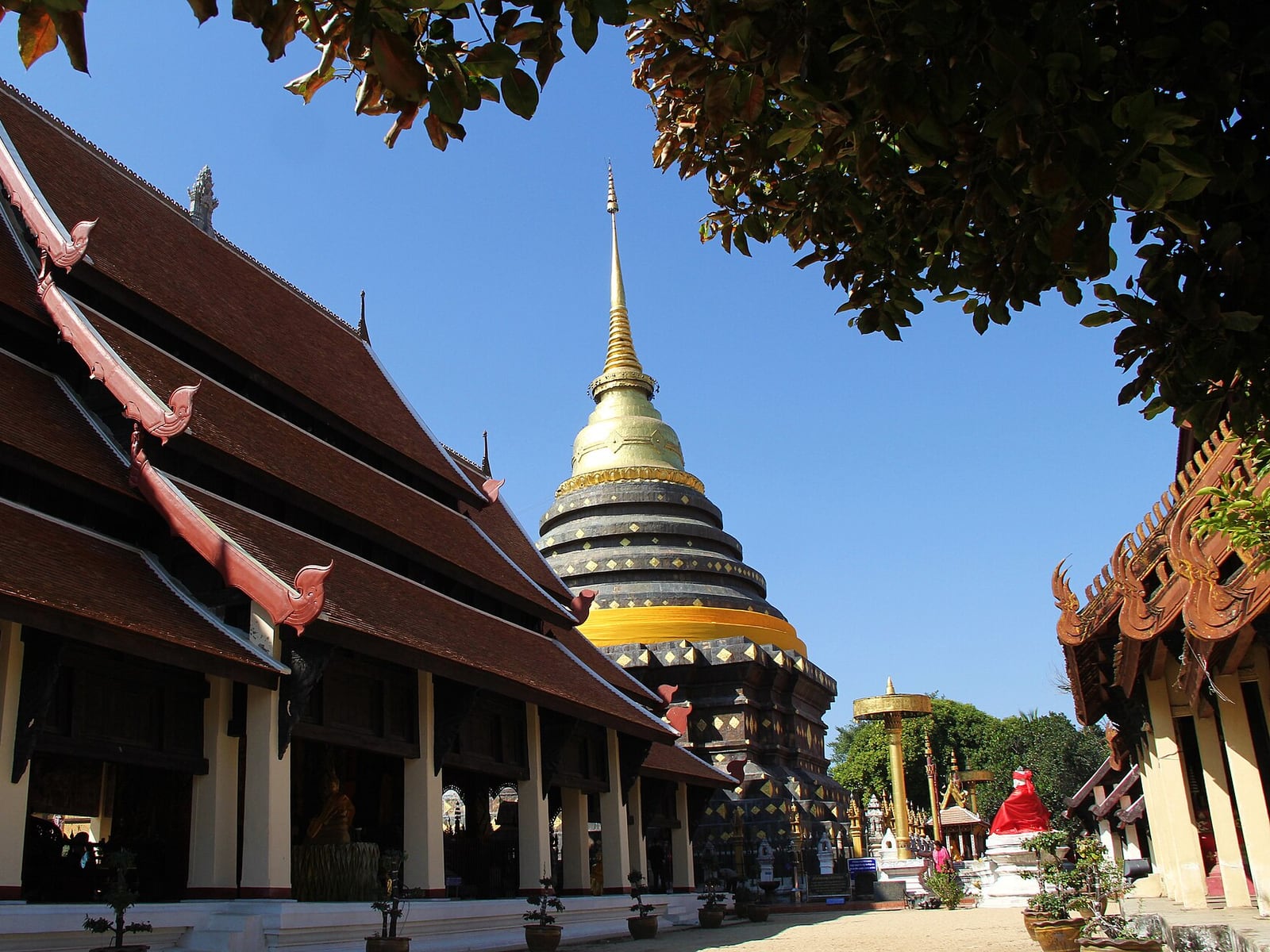 Lampang Travel Guide: Teak Streets, Ceramics, and Temple Routes